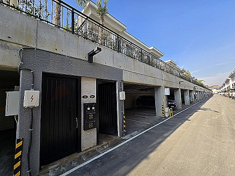 Başakşehir'de kapalı otopark alanı görseli.