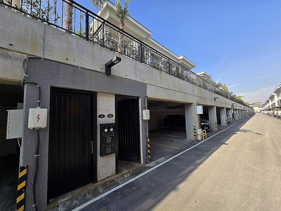 Başakşehir'de kapalı otopark alanı görseli.