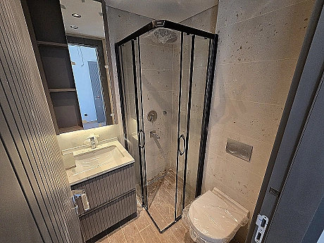 Modern tasarımlı banyo iç mekanı.
