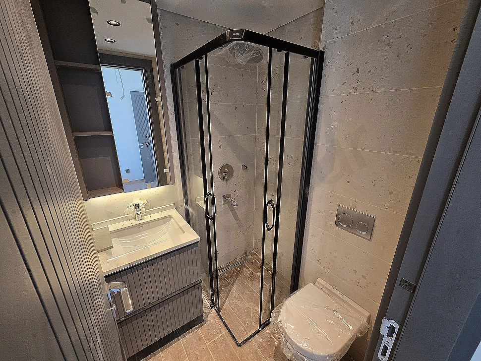Modern tasarımlı banyo iç mekanı.