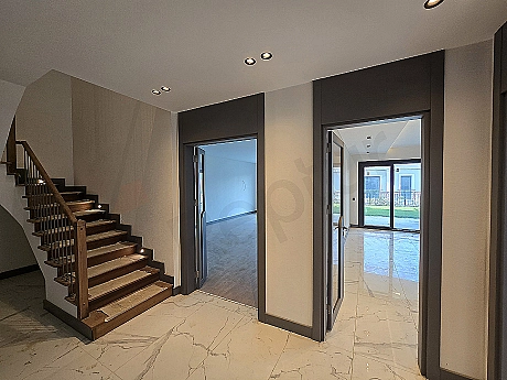 Geniş ve aydınlık villa koridoru.