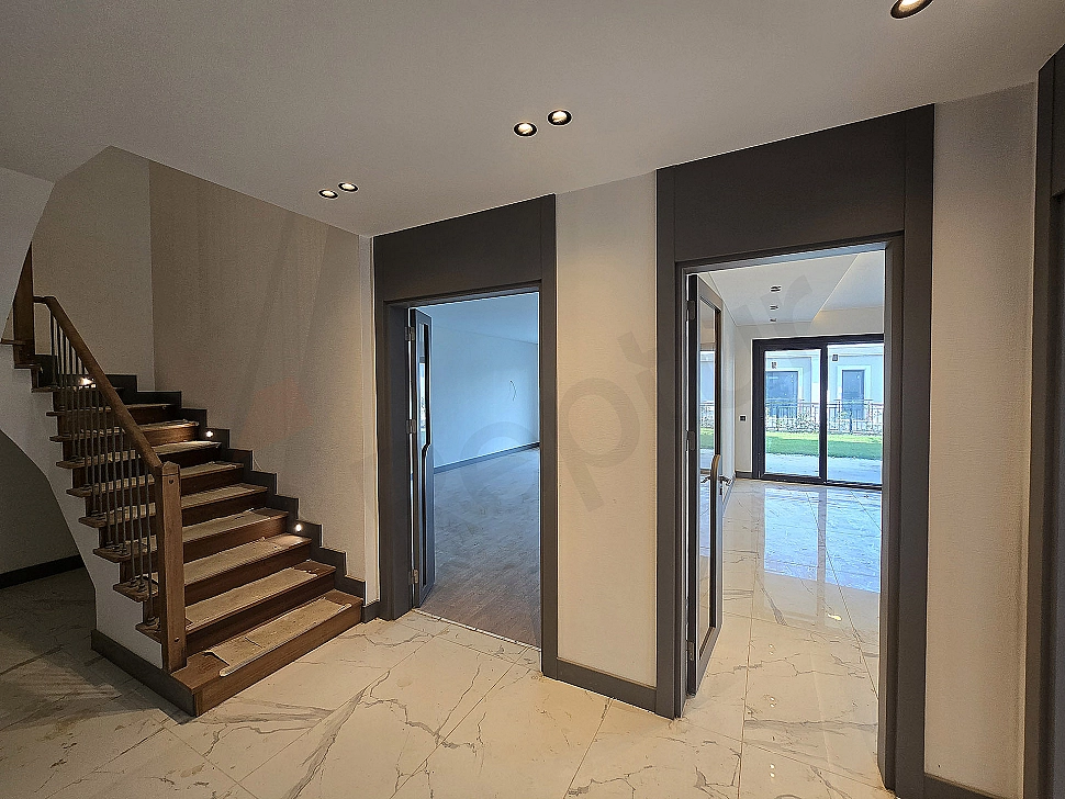Geniş ve aydınlık villa koridoru.