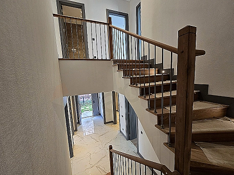 Geniş ve aydınlık villa koridoru iç mekan fotoğrafı.