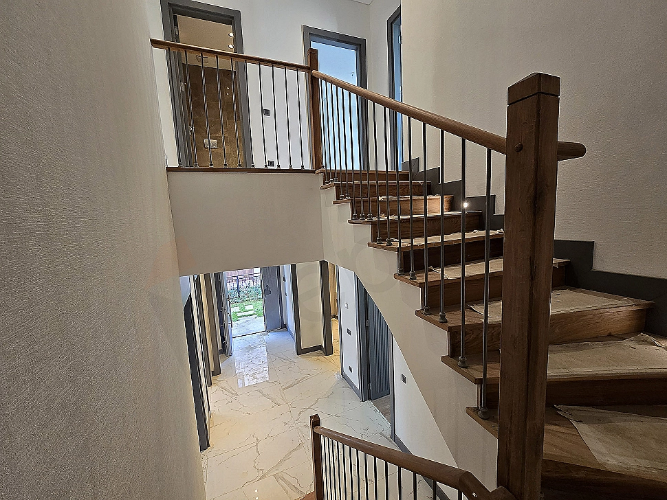 Geniş ve aydınlık villa koridoru iç mekan fotoğrafı.