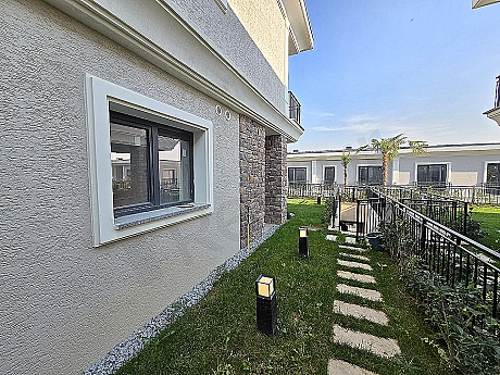 Başakşehir'de satılık eşyasız villanın bahçe fotoğrafı.