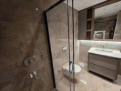 Modern tasarımlı, aydınlık ve ferah banyo görseli.