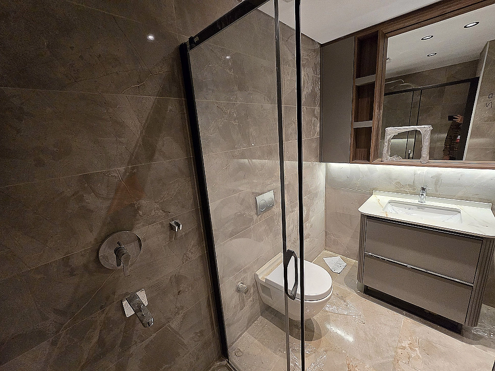 Modern tasarımlı, aydınlık ve ferah banyo görseli.
