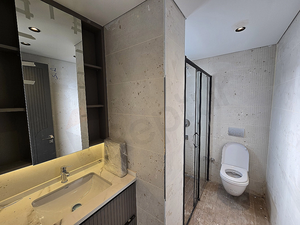 Modern tasarımlı banyo görseli.