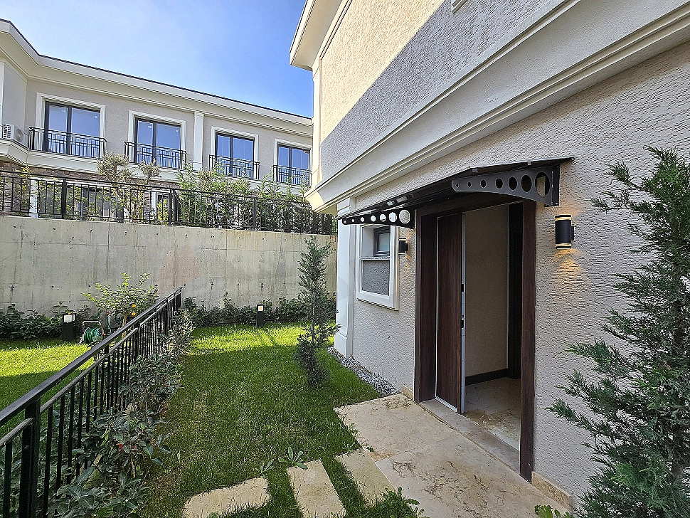 Başakşehir'de satılık 6+1 villa daire girişinin fotoğrafı.