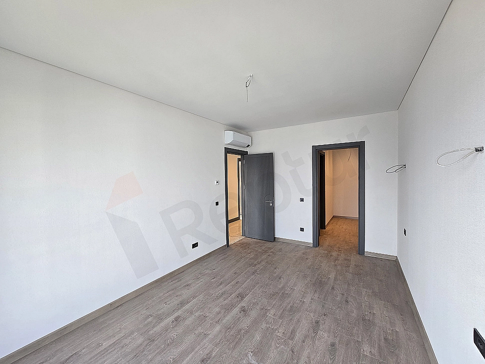 Başakşehir'de satılık eşyasız villa yatak odası görseli.