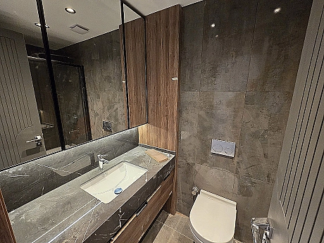 Modern tasarımlı, aydınlık ve geniş banyo.