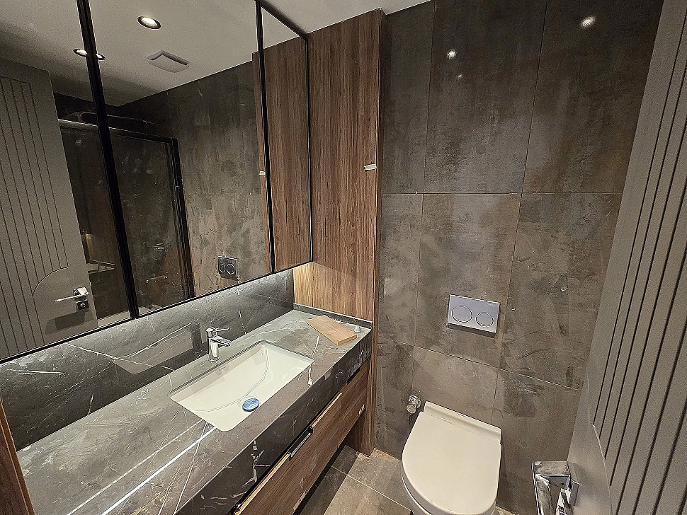 Modern tasarımlı, aydınlık ve geniş banyo.