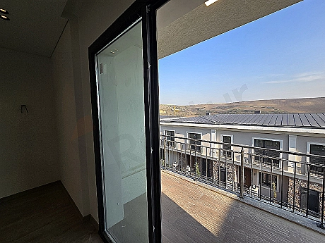 Geniş balkonlu villa fotoğrafı.