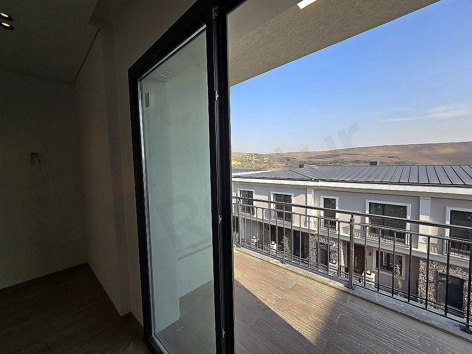 Geniş balkonlu villa fotoğrafı.