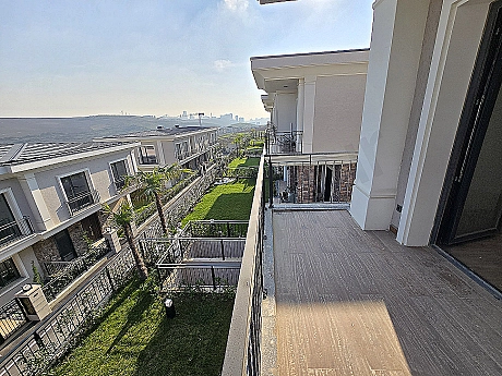 İstanbul Başakşehir'de gün batımı manzaralı villa fotoğrafı.