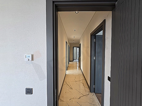 Başakşehir'de satılık 6+1 villa koridor iç görünümü.