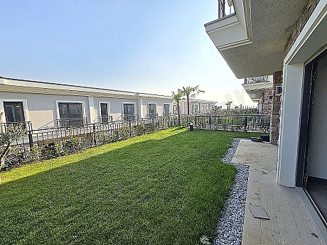 Geniş bahçeli lüks villa görseli.