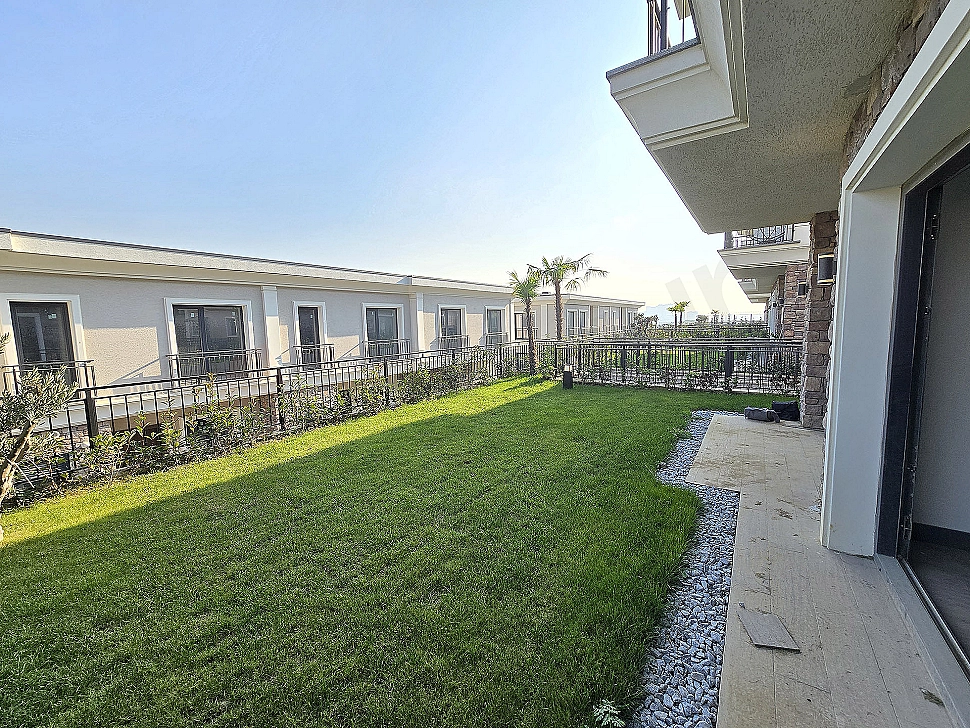 Geniş bahçeli lüks villa görseli.