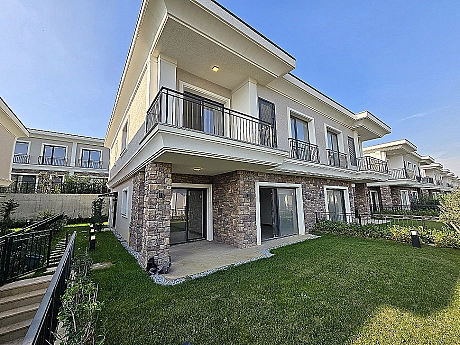 BAHÇEŞEHİR'DE SATILIK 6+1 DUBLEKS VİLLA: 149 M² BAHÇELİ VE VADİ MANZARALI