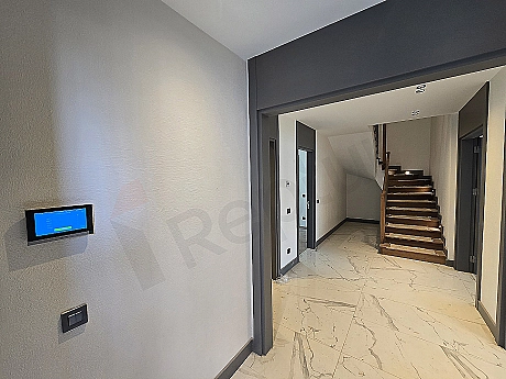 Villa giriş kapısı görseli.