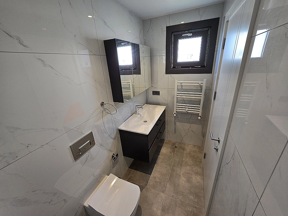 Modern tasarımlı banyo görseli.