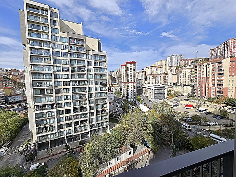 Kağıthane'de şehir manzaralı daire görüntüsü.