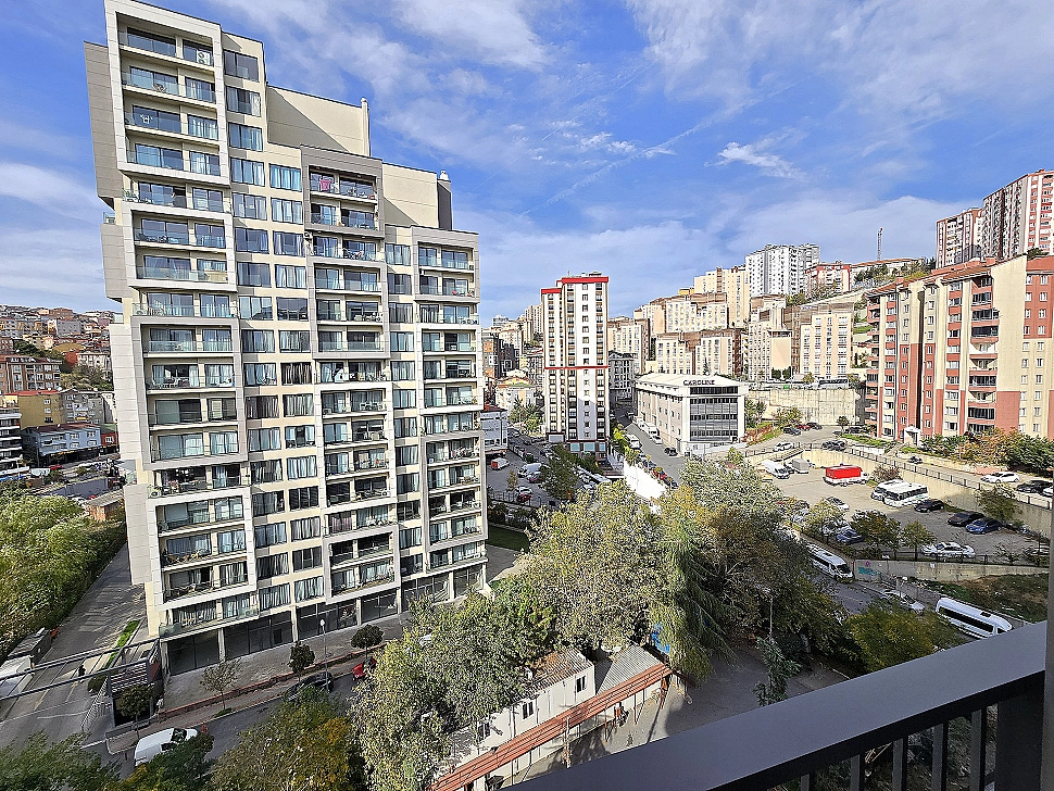 Kağıthane'de şehir manzaralı daire görüntüsü.