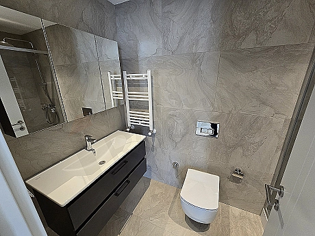 Modern tasarımlı banyo görseli.