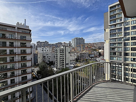 Kağıthane'de bulunan satılık dairenin balkon görseli.