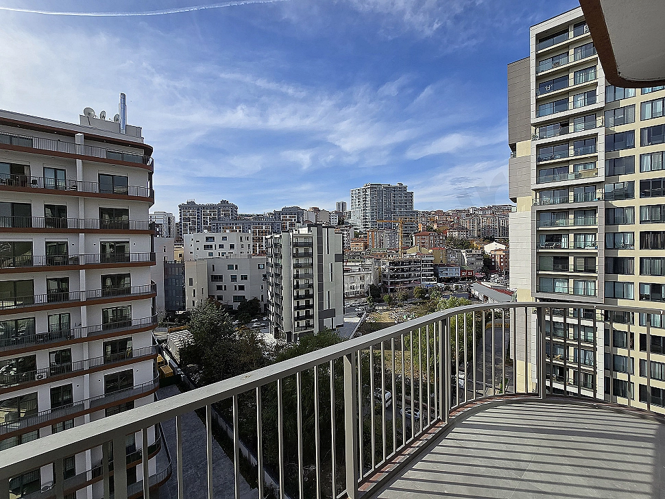 Kağıthane'de bulunan satılık dairenin balkon görseli.