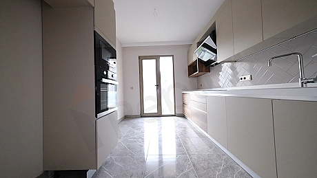 Modern mutfak tezgahı ve dolapları.