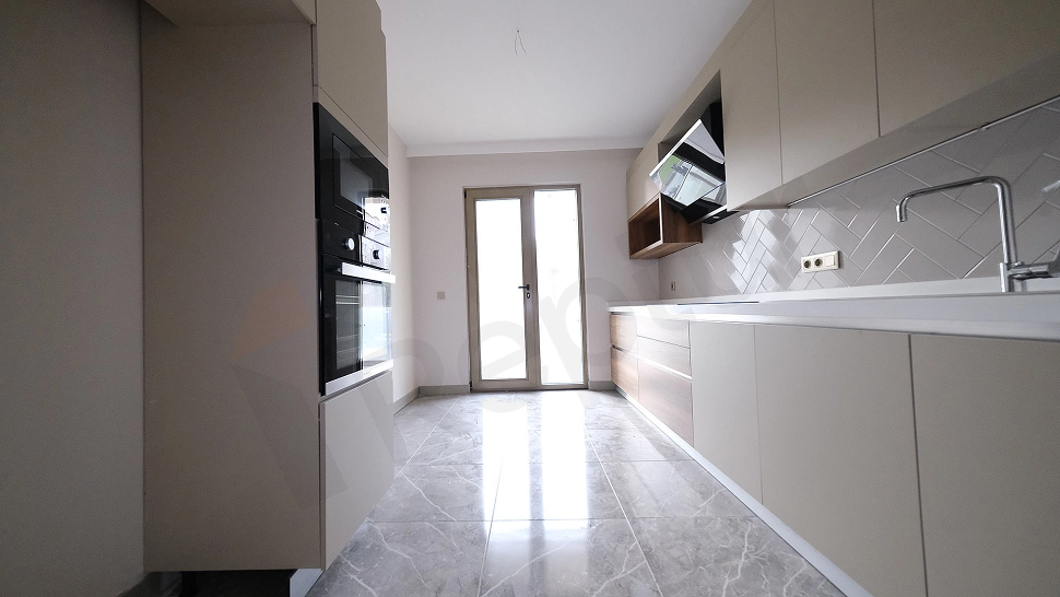 Modern mutfak tezgahı ve dolapları.