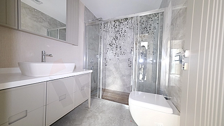 Modern tasarımlı banyo iç mekanı.