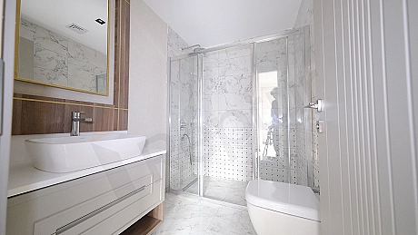 Modern tasarımlı banyo iç mekan görüntüsü.