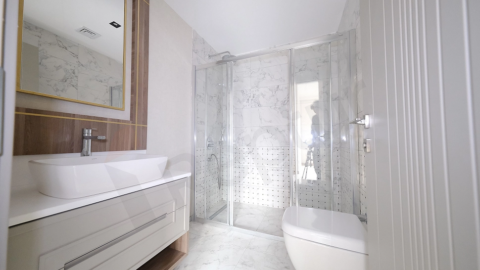 Modern tasarımlı banyo iç mekan görüntüsü.
