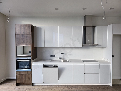 Modern tasarımlı, beyaz eşyalı, aydınlık ve geniş mutfak.