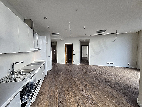 Modern tasarımlı, aydınlık ve geniş oturma odası