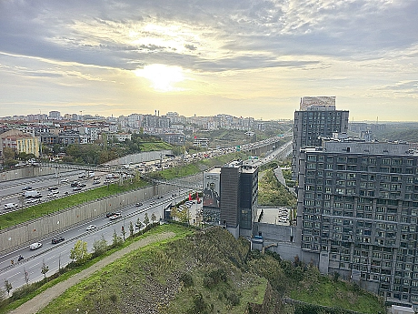 İstanbul Sarıyer'de şehir manzaralı 2+1 daire fotoğrafı.