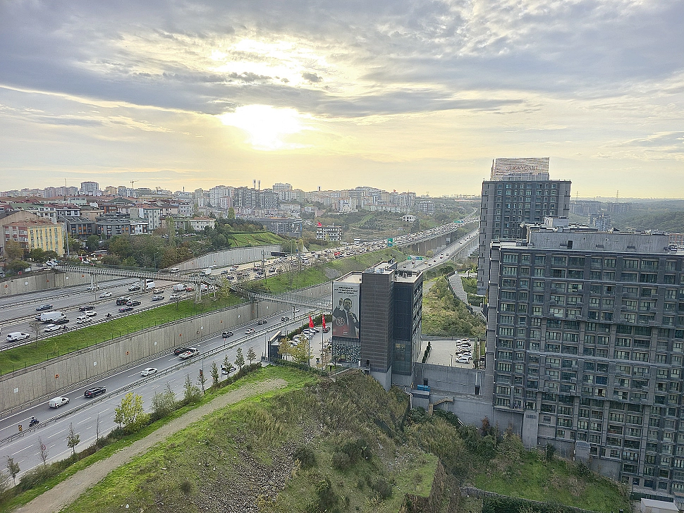 İstanbul Sarıyer'de şehir manzaralı 2+1 daire fotoğrafı.