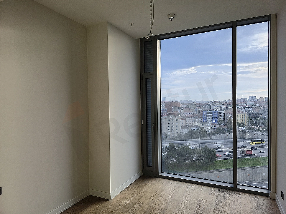 Modern tasarımlı, aydınlık ve geniş yatak odası.