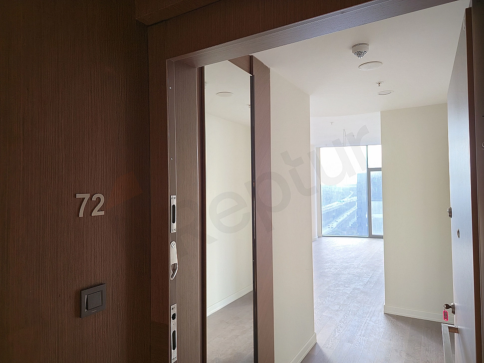 Modern daire giriş holü, ahşap kapı ve aydınlatma detayları