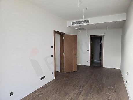 Modern tasarımlı, aydınlık ve geniş yatak odası.