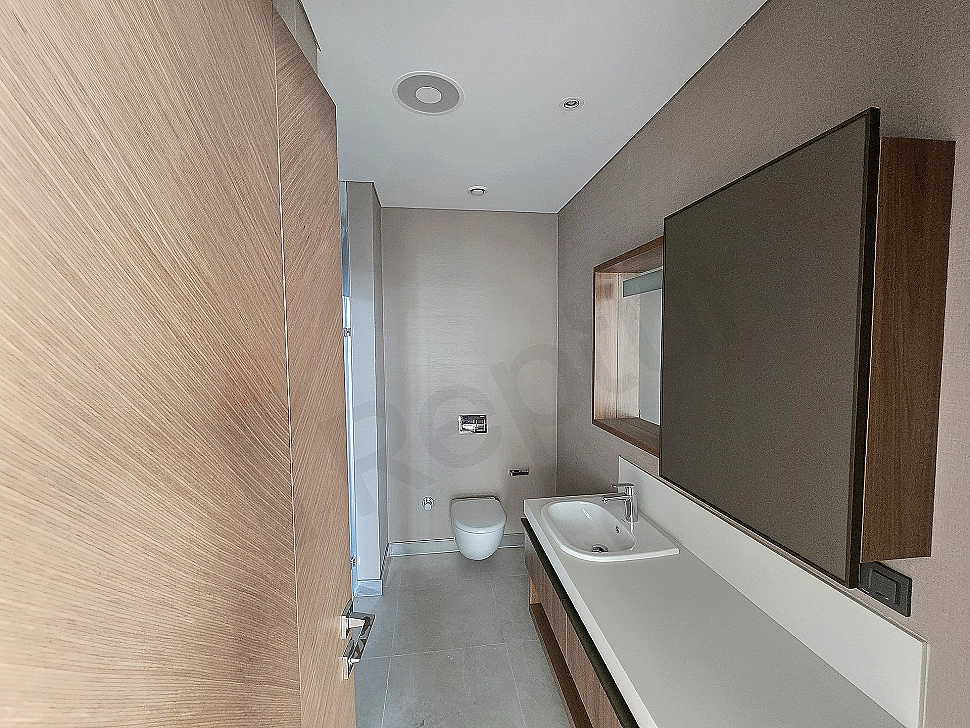 Modern tasarımlı, aydınlık ve ferah banyo iç mekanı.