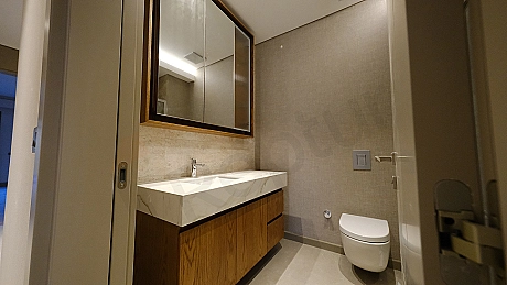 Modern tasarımlı banyo iç mekanı.