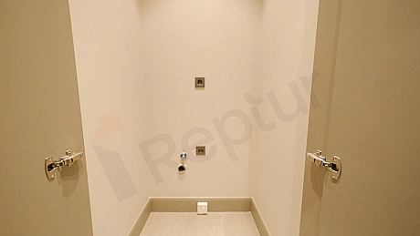 Modern tasarımlı banyo iç mekanı.