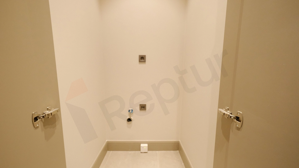 Modern tasarımlı banyo iç mekanı.