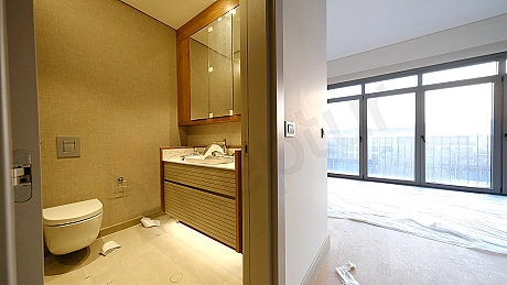 Modern tasarımlı banyo iç mekanı.