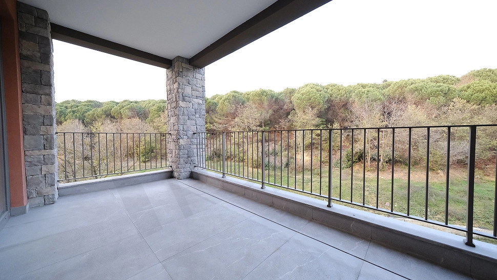 Geniş balkon görseli.