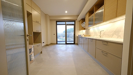 Modern tasarımlı, aydınlık ve geniş bir mutfak.