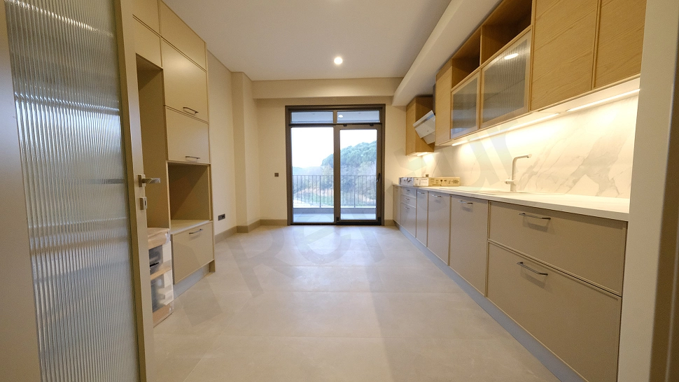 Modern tasarımlı, aydınlık ve geniş bir mutfak.